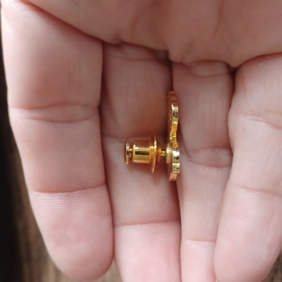 Vintage 1983 Hallmark Bunny with Tulip Easter Spring Enamel Pin - Picture 3 of 3